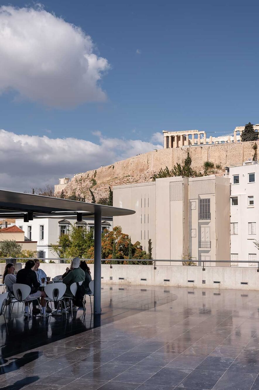 Cafe bij het Acropolis Museum in Athene met een prachtig uitzicht.