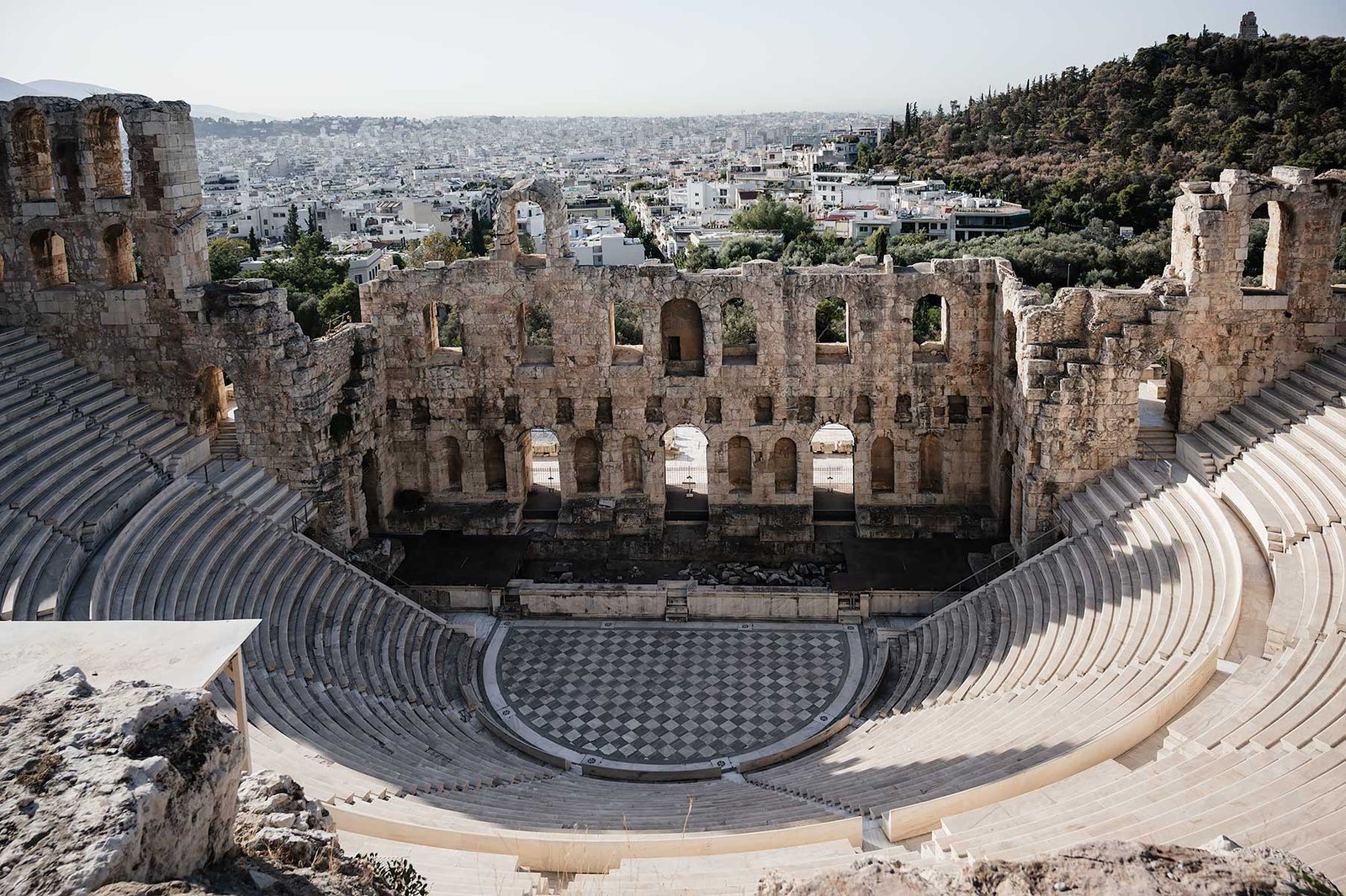 Odeon van Herodes Atticus aan de voet van de Akropolis in Athene