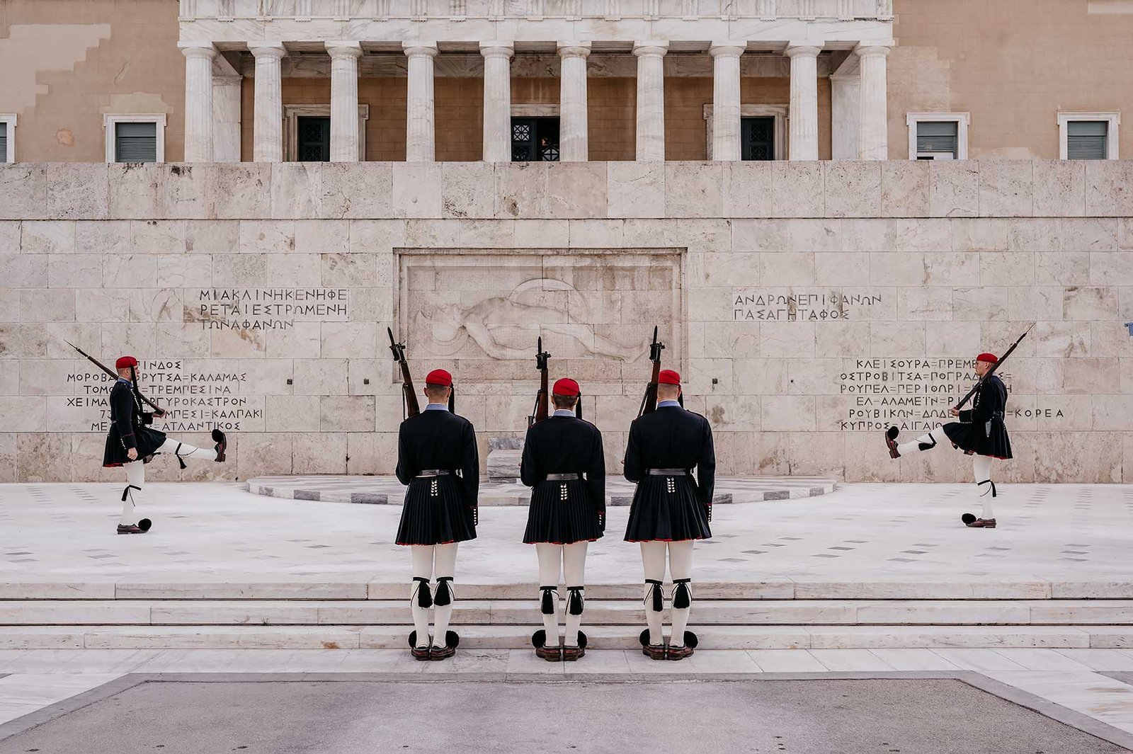 Wisseling van de wacht bij het graf van de onbekende soldaat, Syntagma Square in Athene. Een van de leukste dingen om te doen in Athene. 