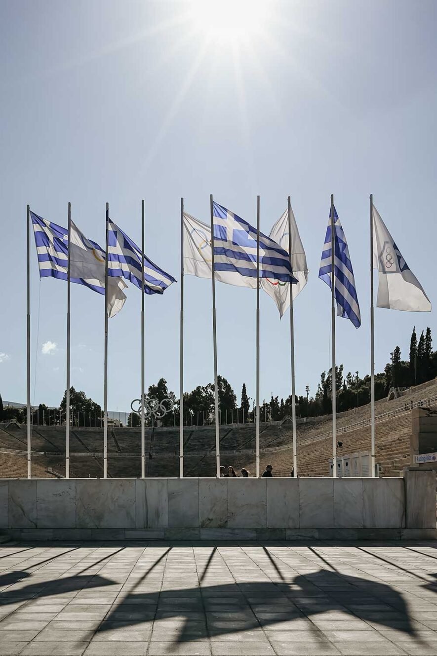 Griekse vlaggen bij het Olympische Panatheense Stadion in Athene