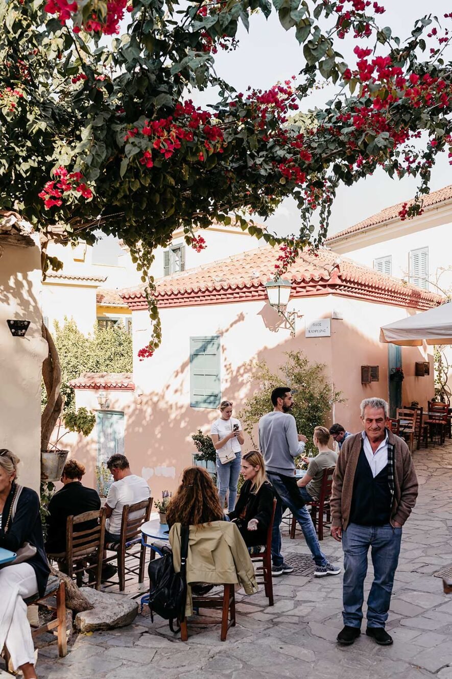 Mensen zitten op een terras in Plaka, Athene