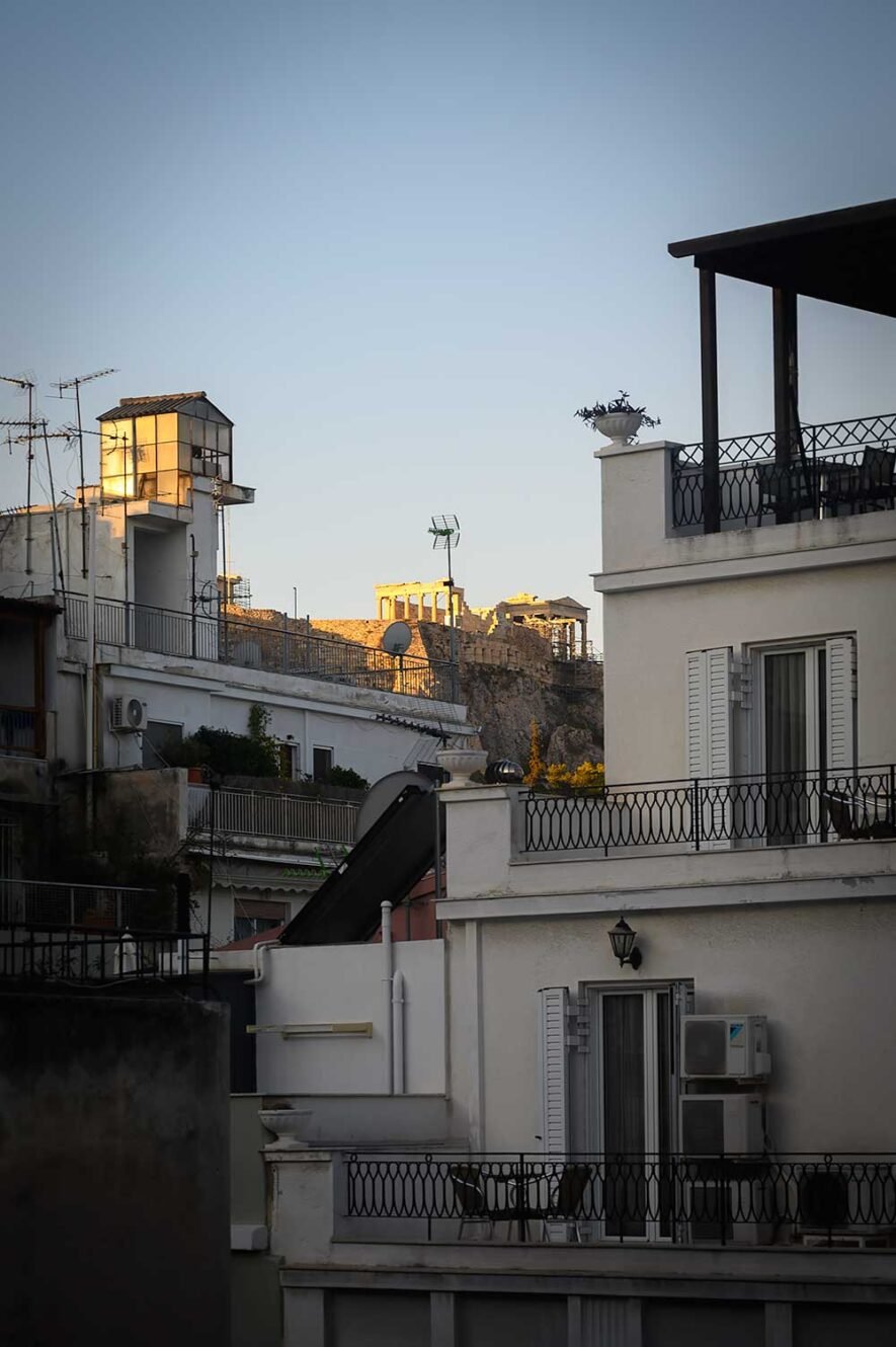 Uitzicht op de Akropolis vanuit Ergon House boutique hotel in Athene