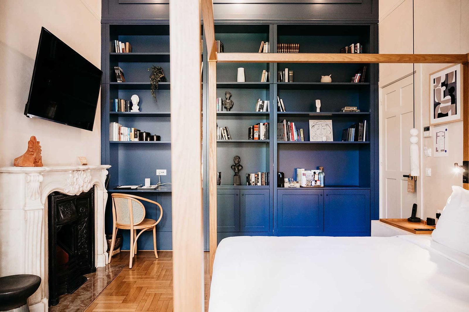 Sonnet hotelkamer met de blauwe boekenkast in boutique hotel Monsieur Didot in Athene