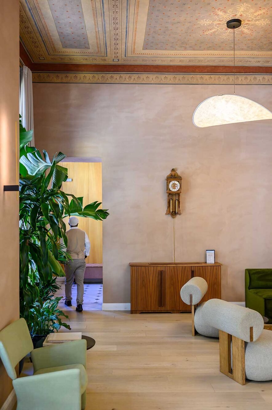 De woonkamer / lobby van Monument Hotel Athens, een van de mooiste, luxe boutique hotels in Athene