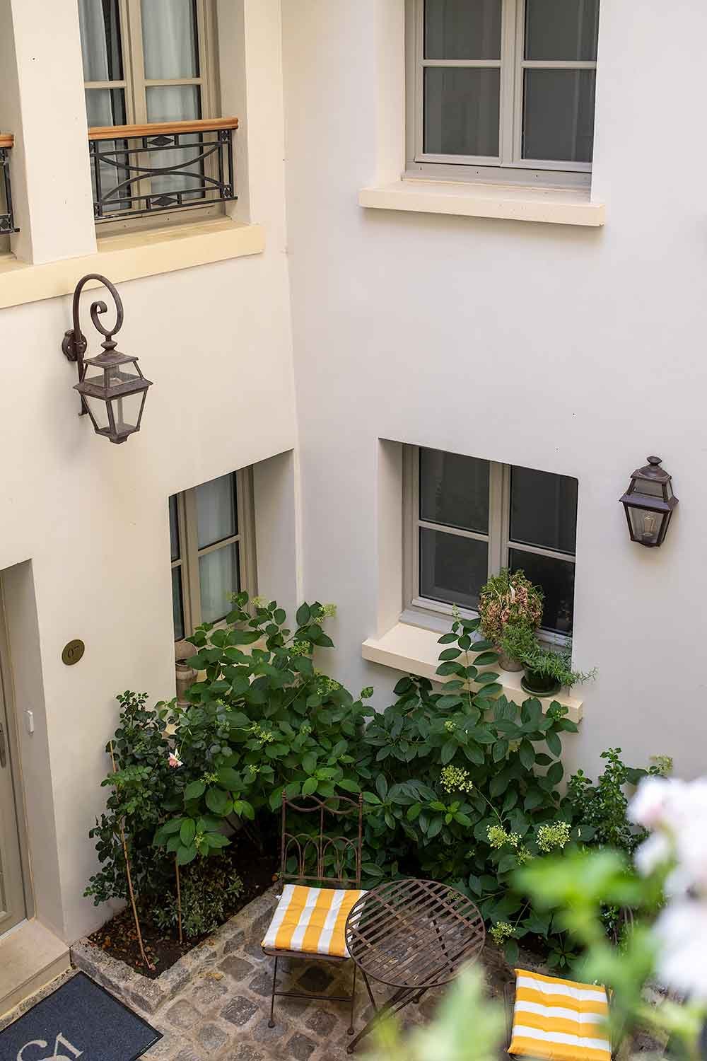 Terrace in front of rooms at Madeleine de Senlis in Paris