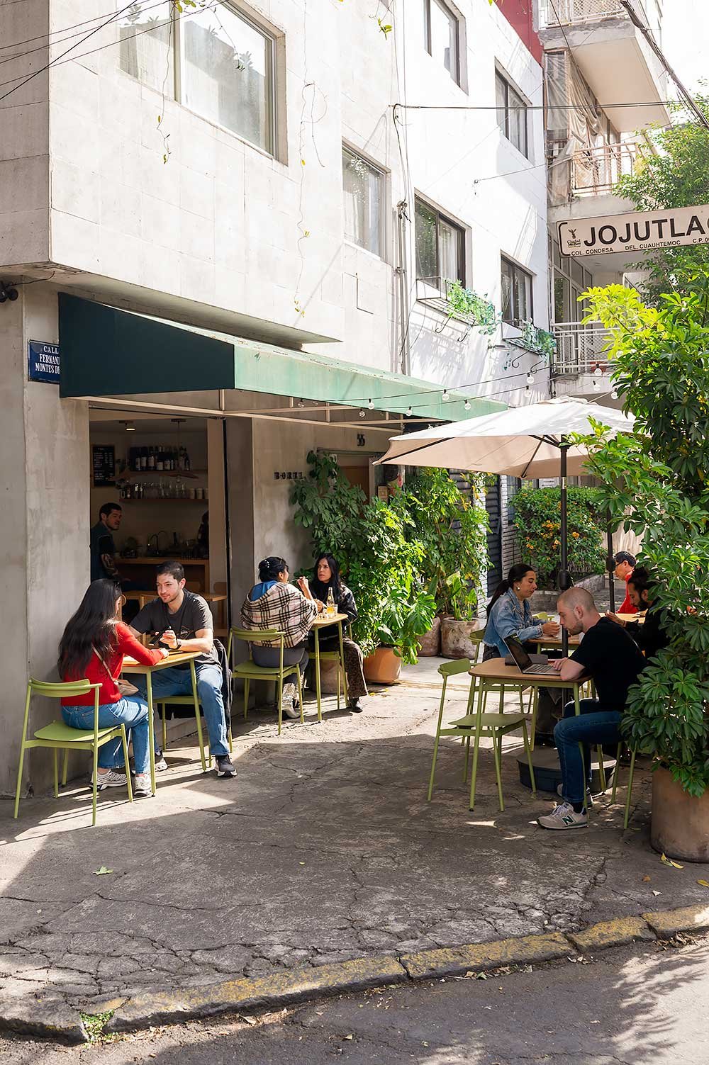 Zonnig terras bij Borel, een van de beste cafés voor koffie in Condesa Mexico City