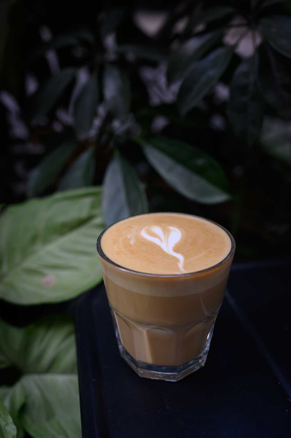 Flat white bij Raku Cafe in Roma Norte, een van de beste adresjes voor goede koffie in Mexico City