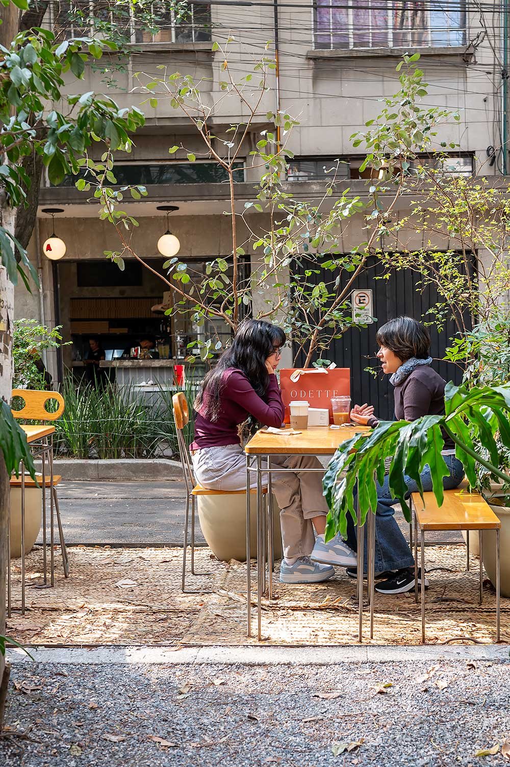 Terras voor de deur bij Odette in Condesa, Mexico City. Een van de beste bakkerijen in Mexico City.