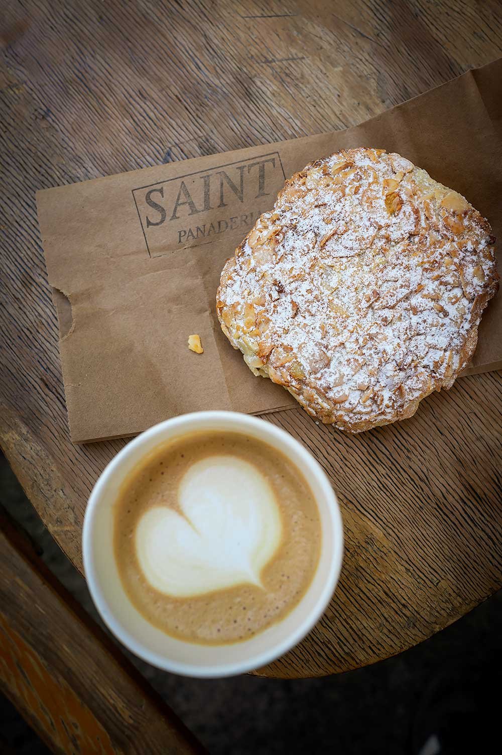 Chocolade amandel croissant bij Saint Panaderia in Mexico City, een van de beste bakkers