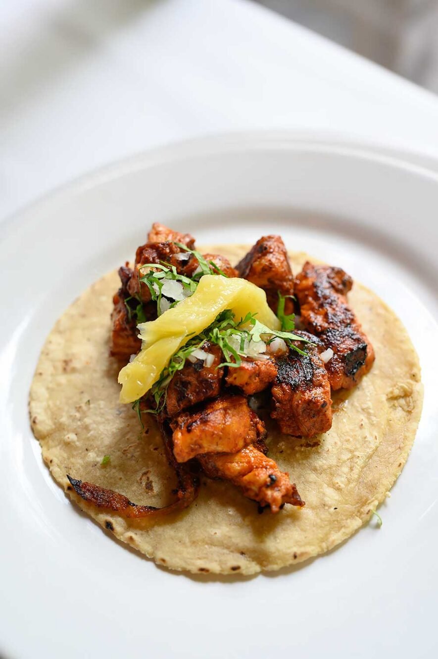 Vis taco bij Contramar, het beroemde vis restaurant in Mexico City en een van de beste plekken om te eten