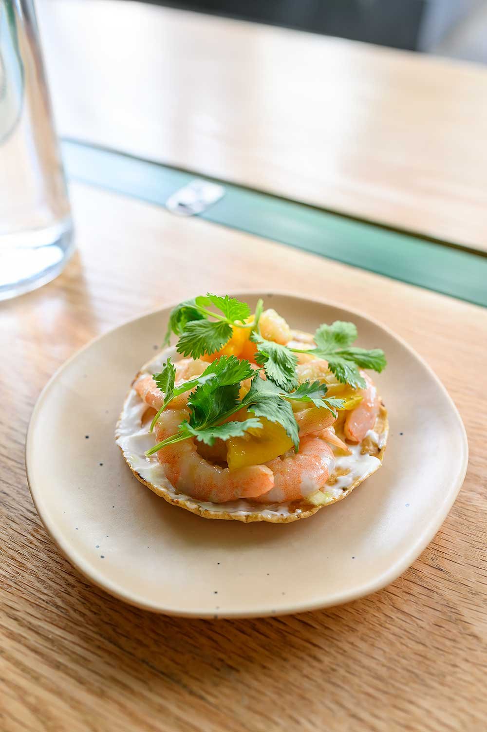 Lunch - garnalen tostada bij Restaurant Fugaz in Roma Norte, Mexico City