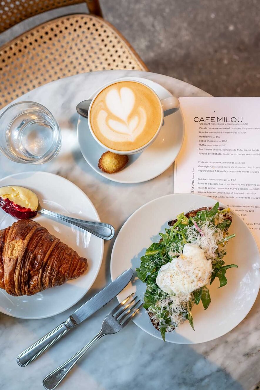 Cafe Milou, ontbijt in Mexico City - croissant, avocado toast